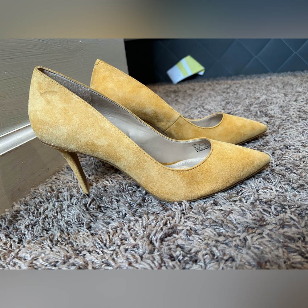 Coach Wiley Suede Pump Shoes. Size 9B. Buttercup Color.